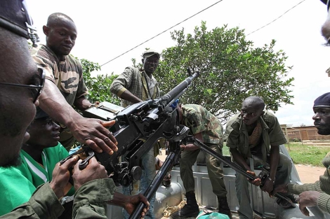 Soldados leales a Ouattara con armas robadas a las fuerzas de Gbagbo. | Reuters