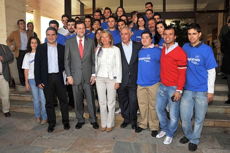 Mariano Rajoy, junto a ngeles Muoz y Javier Arenas, rodeados de jvenes del PP. | J. Martn