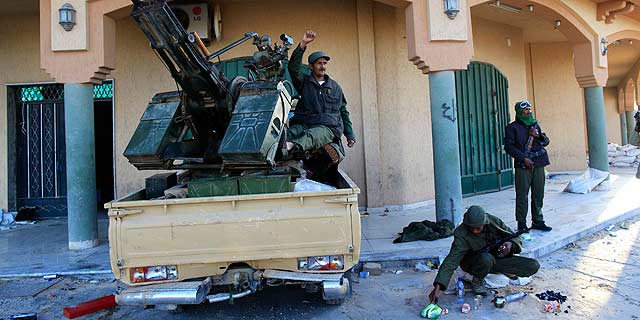Soldados libios leales a Gadafi, en la ciudad de Misrata. | Reuters