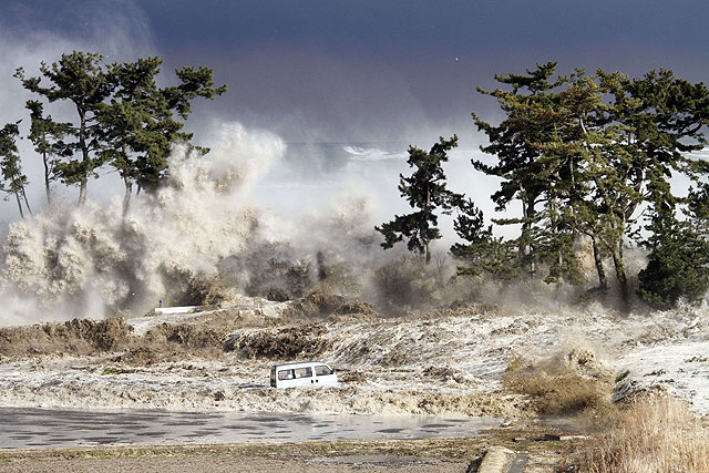 El tsunami golpea la costa de Minamisoma en la prefectura de Fukushima. | Afp