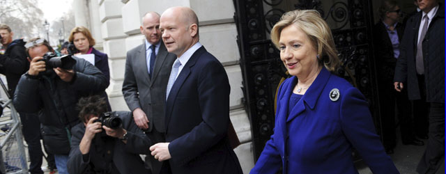 Clinton en Londres, junto al ministro de Exteriores Hague. | EFE