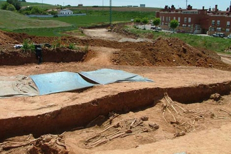 Foto tomada cuando se excav el enterramiento del XIX. | Cronos