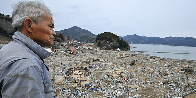 Un pescador observa la devastacin que ha dejado el tsunami en la provincia de Miyagi. | Efe