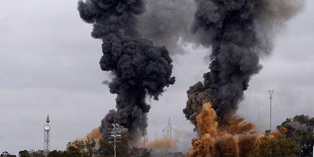 Columnas de humo tras los bombardeos en la ciudad de Tajoura. | Ap