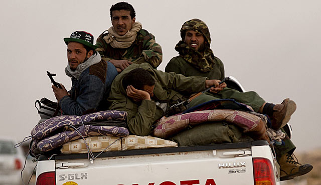 Soldados rebeldes retroceden, huyendo de las tropas de Gadafi cerca de Ras Lanuff. | Efe [MS FOTOS]