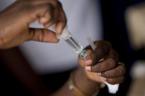 Preparan una jeringuilla para vacunar a un paciente. | El Mundo