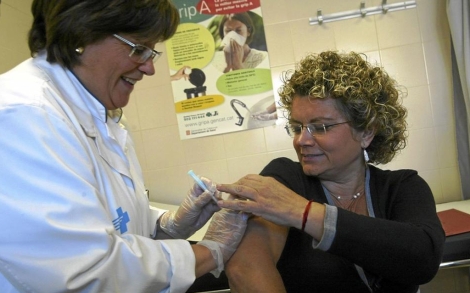 Geli, vacunndose de la Gripe A, durante su etapa de consellera.| Domnec Umbert