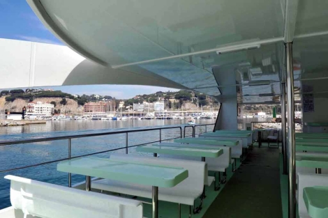 El interior del catamarn, frente a la costa de Arenys de Mar. | Marga Cruz