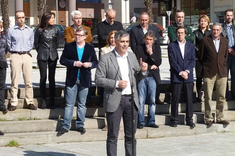 Jaime Castieira, con los miembros de su candidatura, este jueves en Lugo. | S. P.