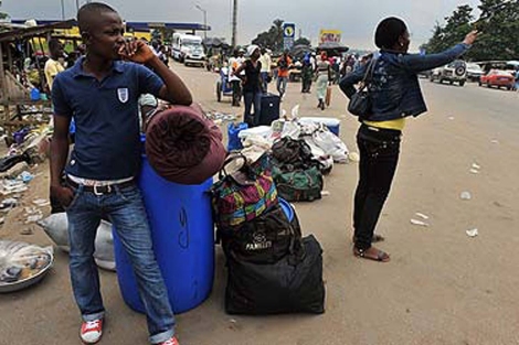 Muchos marfileños han abandonado el país ante la creciente tensión. | Afp