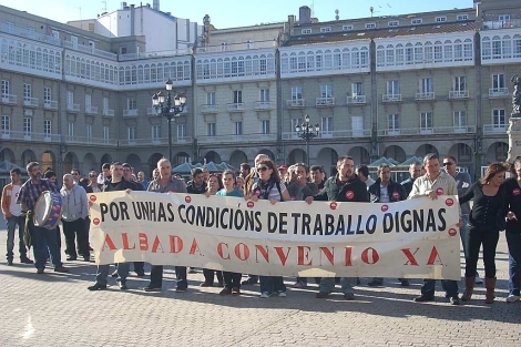 Los trabajadores de la planta protestaron este viernes en la plaza de Mara Pita. | M. N.
