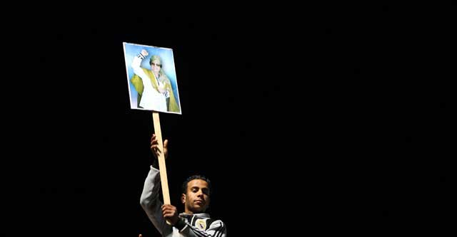 Un simpatizante de Gadafi en una manifestacin el jueves en Trpoli. | Efe