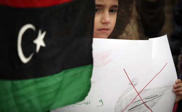 Una nia lleva una bandera durante una de las manifestaciones en Siria. | Ap