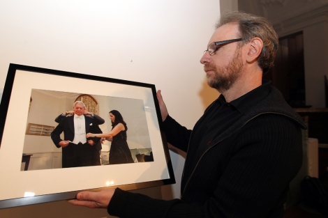 Daniel Mordzinski con la foto del da en que Vargas Llosa recibi el Nobel. | M. lvarez