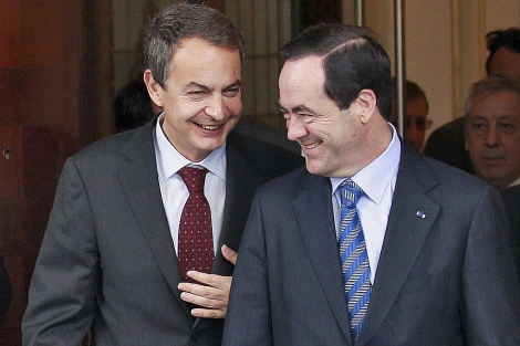 Zapatero y Bono, tras una de sus dos reuniones en el Congreso. | Reuters