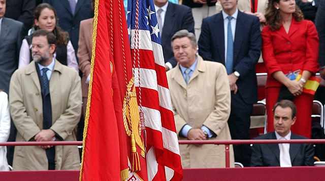 Zapatero, en el Día de la fiesta Nacional cuando no se levantó ante la bandera de EEUU.