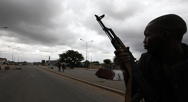 Partidarios de Ouattara, armados en Abiyn. | Reuters