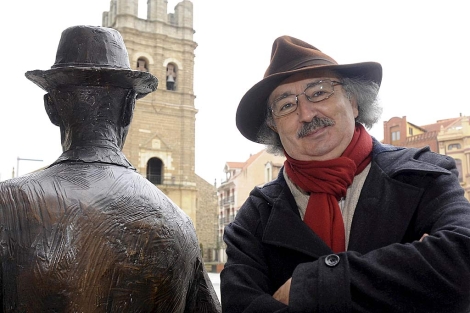 El poeta Antonio Colinas, en La Bañeza. | Casares | Efe