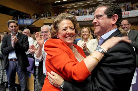 Rita Barber abraza a Jorge Bellver en la presentacin de su candidatura. | Efe
