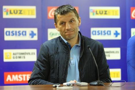 El nuevo entrenador Miroslav Djukic, en rueda de prensa. | Ernesto Caparrs
