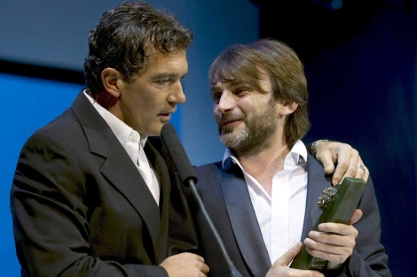 Antonio Banderas le entrega el premio al mejor actor a Fernando Tejero. | Efe
