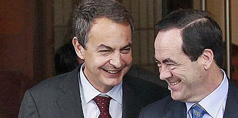 Zapatero y Bono, al salir de una de sus reuniones en el Congreso.