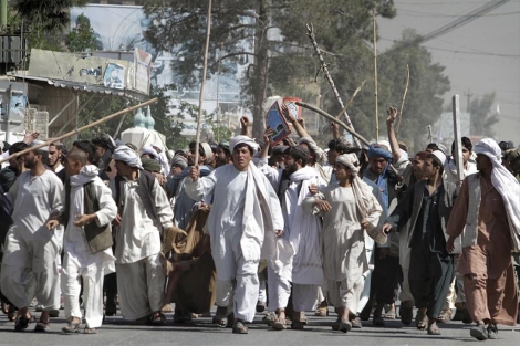 Decenas de personas protestan el sbado en Kandahar por la quema de su libro sagrado. | AP