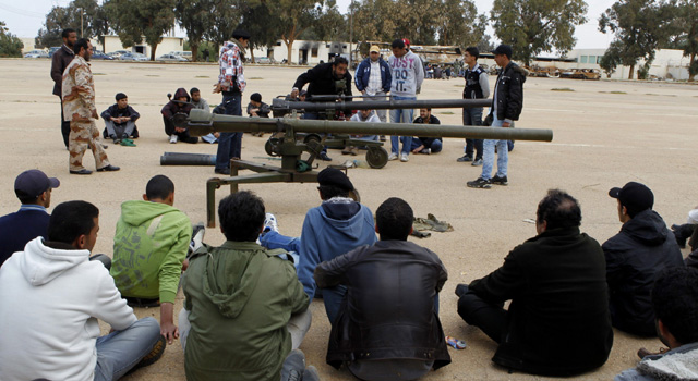 Voluntarios rebeldes reciben entrenamiento. | Reuters
