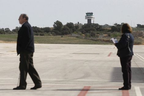 Dos visitantes pasean por las pistas del aeropuerto de Castelln. | Efe