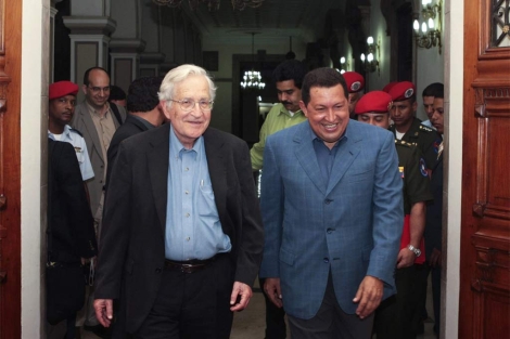 Noam Chomsky y Hugo Chvez, en Caracas, en 2009. | Reuters