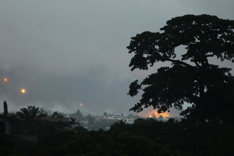 Fuego y humo saliendo en la base militar de Akouedo. | AFP