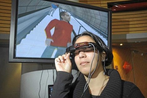 Una joven prueba la aplicacin inventada por Virtualware en el Museo Martimo. | Patxi Corral