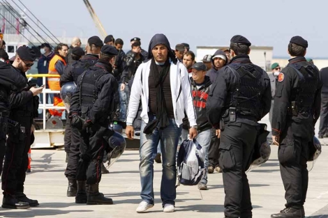 Immigrantes procedentes de Lampedusa llegan a Tnez.| AFP