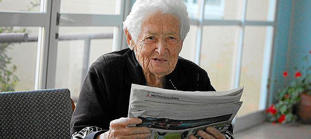 Teófila Alonso, de 103 años, lee el periódico en la residencia de la tercera edad de Canalejas de Peñafiel. | J. J. López