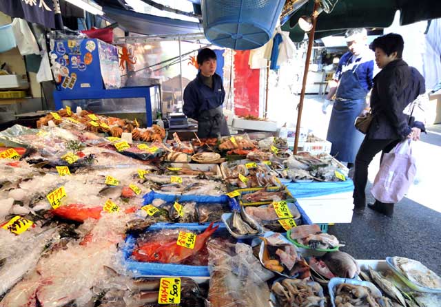 Un puesto callejero muestra el pescado en un mercado de Tokio. | AFP