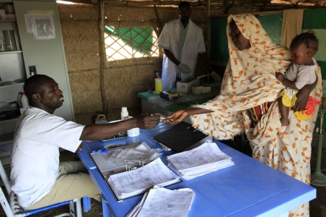 Un mdico suministra medicinas a una mujer sudanesa | REUTERS