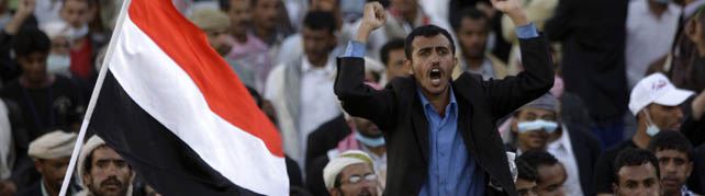Un grupo de manifestantes protestan en contra del rgimen de Saleh, en Sana'a. | Reuters