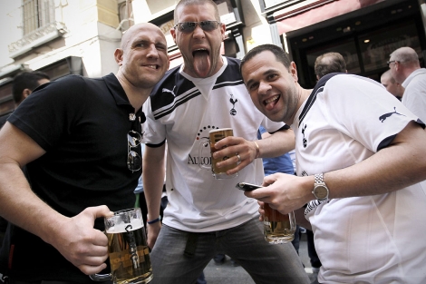 Aficionados del Tottenham beben cerveza en Madrid/ Alberto Di Lolli