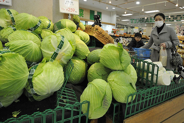 Puesto de verduras en un supermercado de Tokio. | Afp