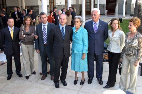 Chaves con su familia en su toma de posesion de la Junta en 2004.| Fernando Ruso