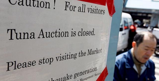 Un cartel ante un mercado de Tokio anuncia la anulación de una subasta. | EFe