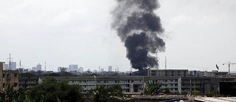 Una columna de humo sale de la capital. | Reuters