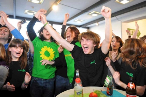 Simpatizantes del partido de Los Verdes alemn celebran su ltima victoria en Stuttgart. | Afp