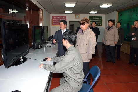 Kim Jong-il, durante una visita a una instalacin norcoreana. | Reuters
