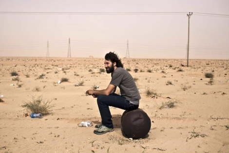 Manu Brabo, durante un descanso mientras cubra el frente de combate de la zona oriental libia. | Diego Ibarra | Efe