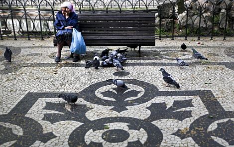 Una mujer en la Avenida de la Libertad de Lisboa. | Afp
