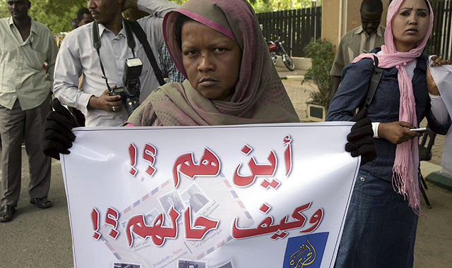 Una periodista sudanesa protesta contra el secuestro de cuatro periodistas de Al Yazira en Libia. | Efe