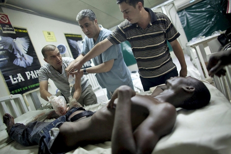 Varios doctores atienden a un herido de bala en Abiyán. | Efe