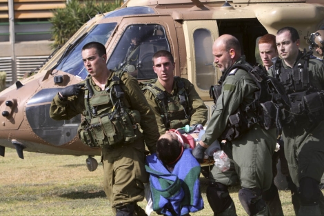 Soldados israeles evacuan a un herido cerca de la frontera de Gaza. | Ap
