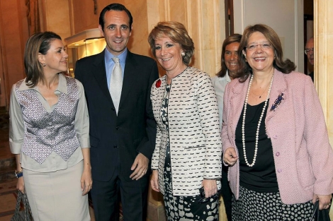 Bauz con Cospedal y Aguirre en Madrid | Efe